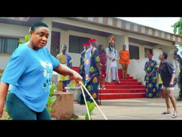 THE FEARLESS MAIDEN BEAT UP THE ARROGANT PRINCE FOR SLAPPING THE PALACE MAID SERVING HIM –